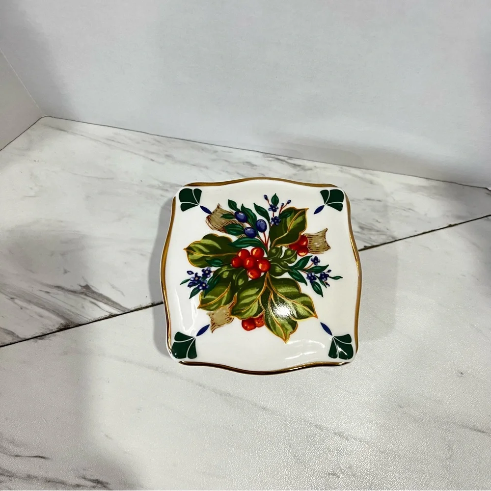 Winter Garden princes House Trinket Box With Gold Tone Accents